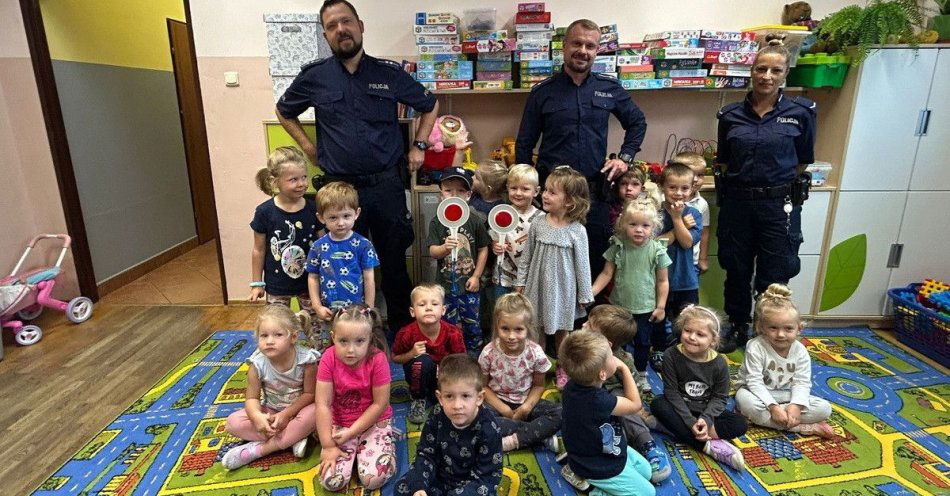 zdjęcie: Dzielnicowi odwiedzili przedszkolaków w Węgrzcach Wielkich / fot. KMP w Wieliczce
