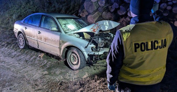 Volkswagen rozbity przy drzewie w Błąkałach. Policja bada przyczyny