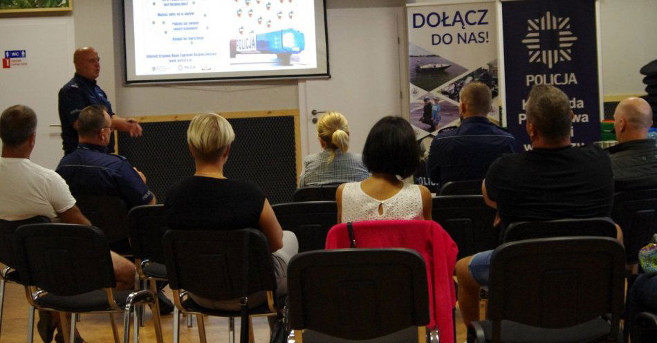 zdjęcie: Rozmowy i wspólne rozwiązywanie problemów / fot. KPP w Wałczu