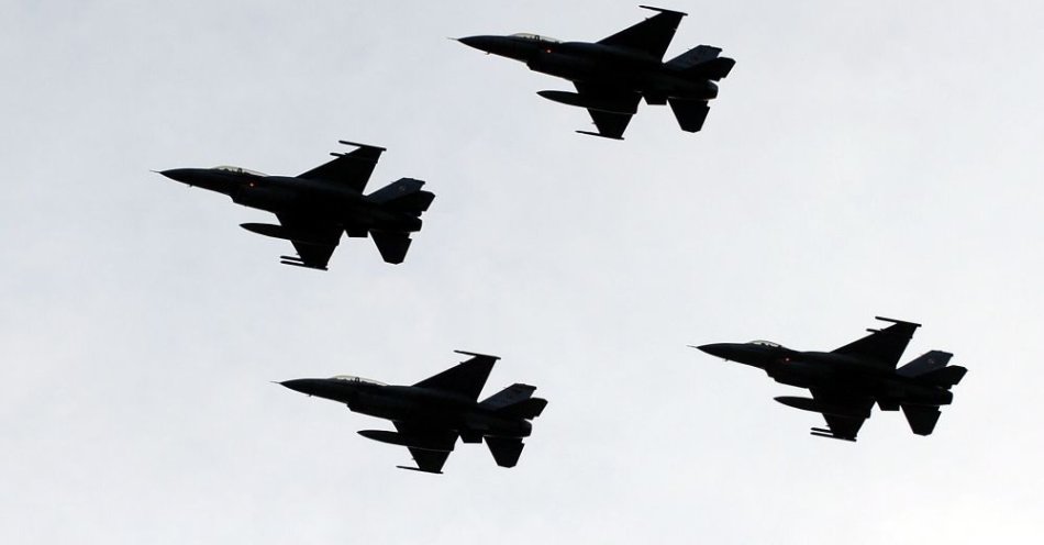 zdjęcie: Podczas ćwiczeń przed AirSHOW w Radomiu rozbił się polski samolot F-16; pilot nie przeżył / fot. PAP