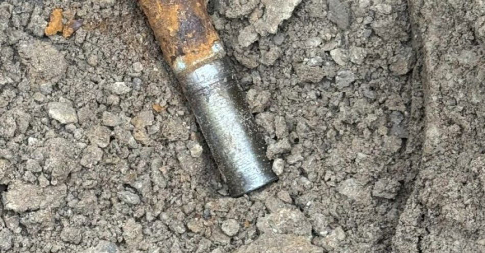 zdjęcie: Niewybuch z II wojny znaleziono podczas prac ziemnych w Ślesinie / fot. KPP w Nakle nad Notecią
