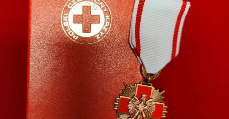 zdjęcie: Mundurowi krwiodawcy z medalami / fot. KPP w Żuromienie