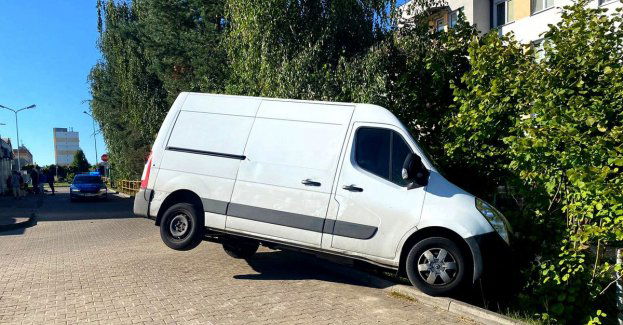 Samochód stoczył się na 55-latkę