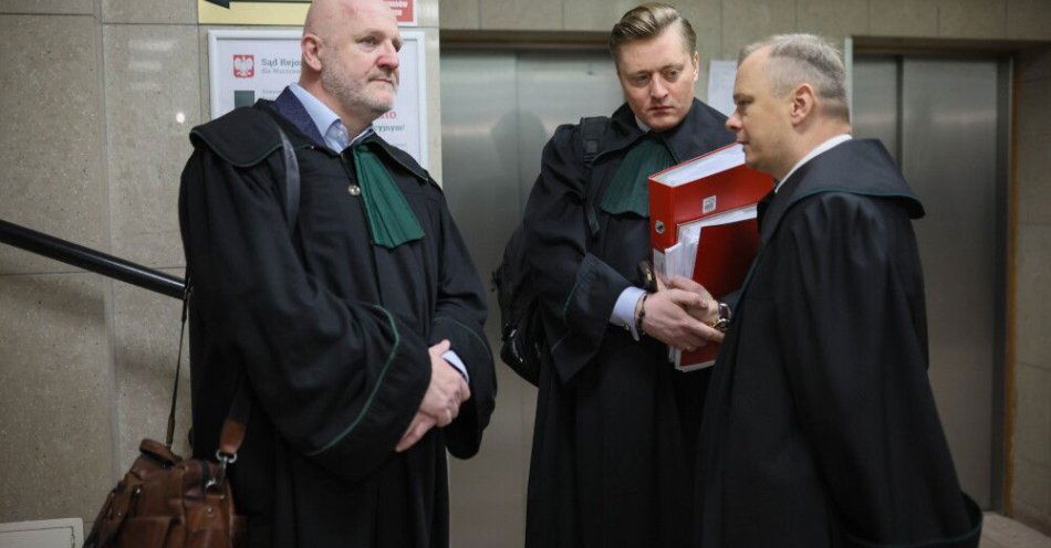 zdjęcie: Obrońcy Ziobry: najpierw musimy wyczerpać drogę związaną m.in. ze składem sądu / Warszawa, 05.02.2026. Obrońcy Zbigniewa Ziobry Bartosz Lewandowski (C) i Adam Gomoła (L) na korytarzu Sądu Rejonowego dla Warszawy-Mokotowa, 5 bm. Sąd ma rozpatrzyć wniosek prokuratury o zastosowanie tymczasowego aresztu wobec byłego szefa MS, obecnie posła PiS, Zbigniewa Ziobry. Rozprawa była wcześniej dwukrotnie odraczana – po raz pierwszy 22 grudnia ub.r. sędzia odroczyła posiedzenie do 15 stycznia, wówczas z powodu – jak podawał sąd – omyłkowego niedołączenia przez prokuraturę materiałów nie
