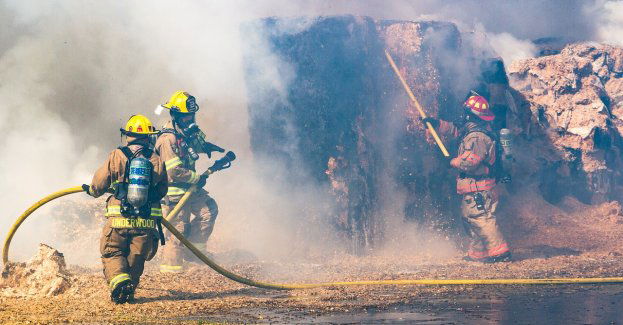 Pożar siana w gospodarstwie; właściciel z poważnymi obrażeniami