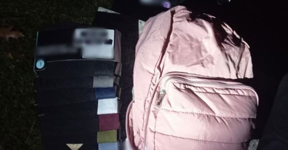 zdjęcie: W parku w Łomży zatrzymano mężczyzn z kradzioną odzieżą / fot. KMP Łomża