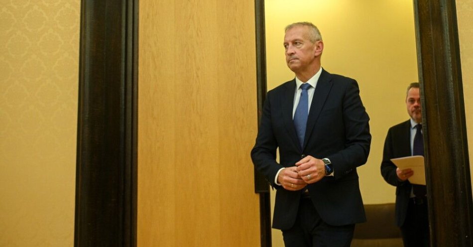 zdjęcie: Dobrzyński: prezes PKOl kłamie i manipuluje / Warszawa, 08.12.2025. Rzecznik prasowy ministra-koordynatora służb specjalnych Jacek Dobrzyński przed konferencją prasową w związku z galą finałową konkursu „Broń się w necie”, 8 bm. w siedzibie KPRM w Warszawie. Celem konkursu jest zwiększanie świadomości młodzieży na temat cyberprzemocy, ze szczególnym uwzględnieniem mowy nienawiści i hejtu, a także dezinformacji i radykalizacji. (mr) PAP/Marcin Obara