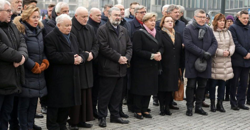 zdjęcie: Politycy PiS uczcili pamięć ofiar katastrofy smoleńskiej / fot. PAP