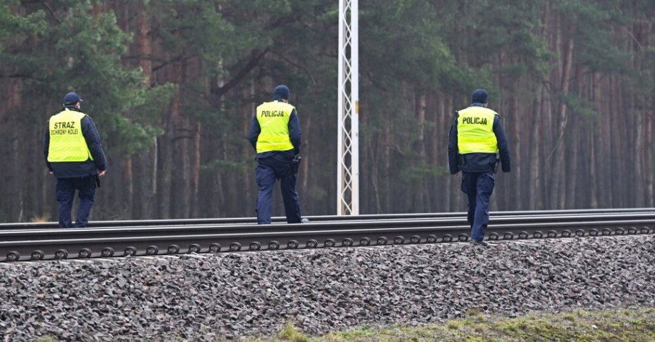 zdjęcie: Prokuratura Krajowa: znaleziono kabel, który najprawdopodobniej służył do zainicjowania wybuchu / Puławy, 17.11.2025. Prace naprawcze przy sieci trakcyjnej pomiędzy stacjami Puławy-Azoty i Puławy Chemia, 17 bm. W niedzielę 16 bm. wieczorem doszło w tym miejscu do nagłego zatrzymania osobowego pociągu relacji Świnoujście-Rzeszów, którym podróżowało 475 pasażerów. W jednym z wagonów doszło do wybicia szyb, najprawdopodobniej przez uszkodzoną linię trakcji. Dalej na północ na tej samej linii kolejowej nr 7, w okolicach stacji Mika, doszło do aktu sabotażu - został wysadzony fragment torów. (ald