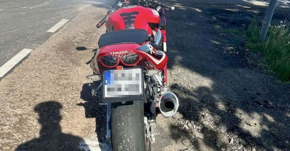 zdjęcie: Jechał na motocyklu 129 km/h w obszarze zabudowanym i podgiął tablicę rejestracyjną, aby utrudnić identyfikację pojazdu. / fot. KMP w Słupsku