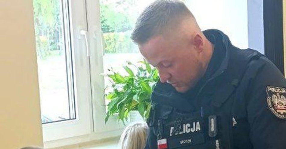 zdjęcie: Tuszyńscy dzielnicowi rozmawiali z rodzicami o zagrożeniach / fot. KPP łódzkiego wschodniego