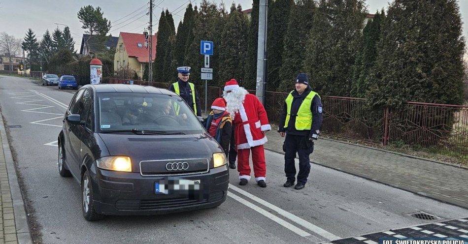 zdjęcie: Mikołajkowa akcja w Sandomierzu zwiększa bezpieczeństwo na drogach / fot. KPP Sandomierz
