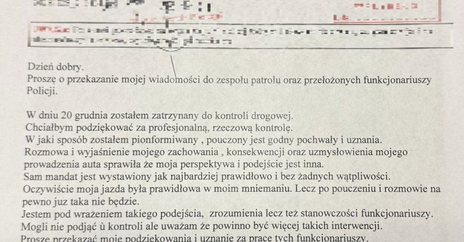 zdjęcie: Kierowca dziękuje policjantom za profesjonalną kontrolę / fot. KPP w Kołobrzegu