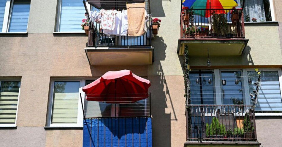zdjęcie: Większość Polaków korzysta z pomocy sąsiedzkiej; powstała aplikacja wzmacniająca sąsiedzkie więzi / Przemyśl, 14.08.2025. Parasole przeciwsłoneczne na balkonach w Przemyślu, 14 bm. Na Podkarpaciu panuje upał. Termometry wskazują ponad 30 stopni C. (dd/awol) PAP/Darek Delmanowicz