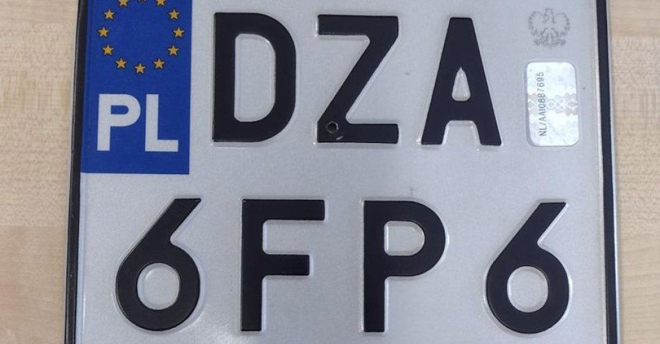 zdjęcie: Znaleziono tablicę rejestracyjną - policja czeka na właściciela / fot. KPP w Dzierżonowie