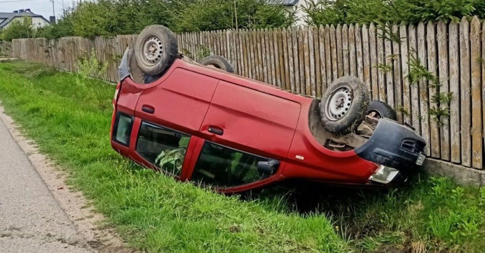 zdjęcie: Wymuszenie pierwszeństwa zakończone dachowaniem / fot. KPP w Pułtusku