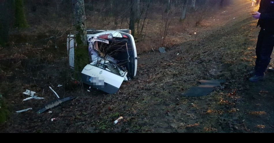 zdjęcie: Auto wypadło z drogi i uderzyło w drzewo / fot. KPP w Wyszkowie