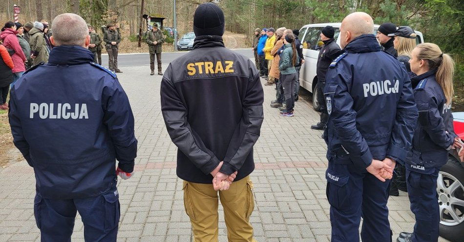zdjęcie: Sadziliśmy las - każdy może zrobić coś dobrego dla Ziemi / fot. KPP w Świeciu