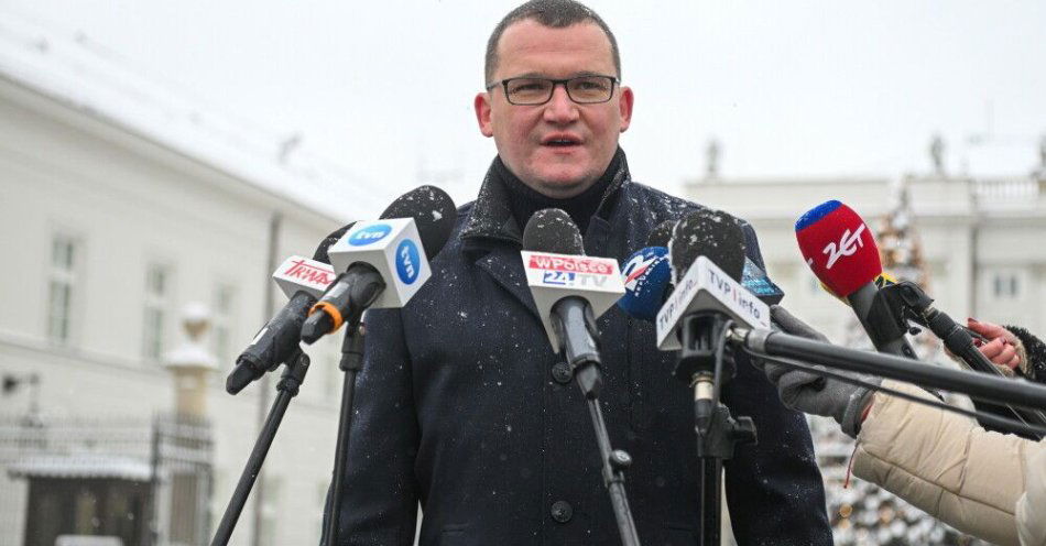 zdjęcie: Szefernaker: jeżeli rząd ma jakieś pozaustawowe plany ws. unijnego SAFE, pomijające weto, to są one niezgodne z prawem / Warszawa, 01.01.2026. Szef Gabinetu Prezydenta RP Paweł Szefernaker podczas wypowiedzi dla mediów przed Pałacem Prezydenckim w Warszawie, 1 bm. Zakończyła się ceremonia zmiany polskiej flagi powiewającej nad Pałacem Prezydenckim. Ceremonia ma się odbywać co tydzień w każdą sobotę. Decyzją prezydenta Karola Nawrockiego zdjęte flagi trafią do szkół, strażaków i służb oraz do instytucji państwowych. (sko) PAP/Marcin Obara