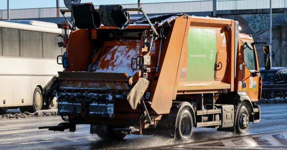 zdjęcie: Warszawa: od kwietnia wyższe opłaty za śmieci / Warszawa, 16.01.2024. Wywóz śmieci w stolicy, 16 bm. (ibor) PAP/Szymon Pulcyn