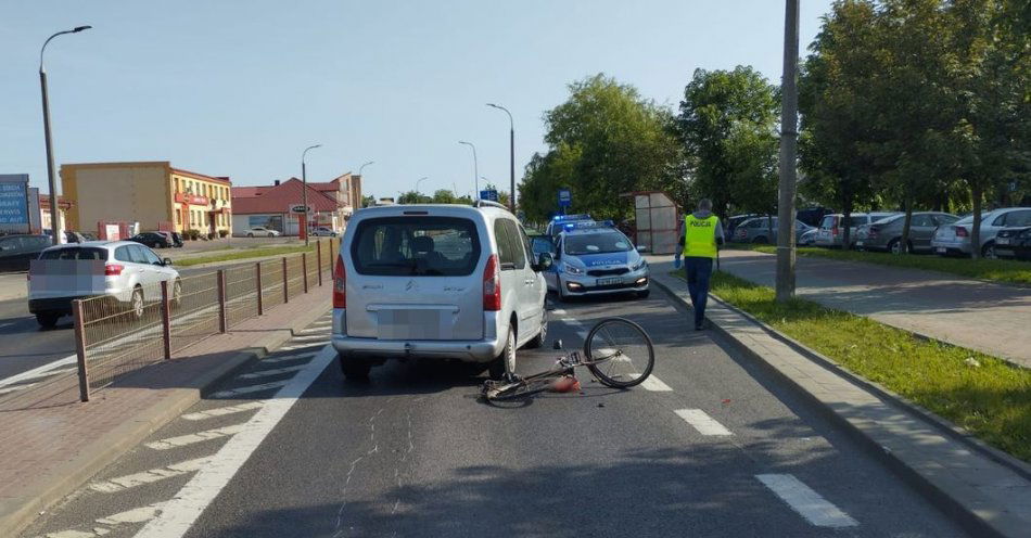 zdjęcie: Przypominamy kierowcom o zachowaniu ostrożności wobec rowerzystów i pieszych / fot. KPP Bielsk Podlaski