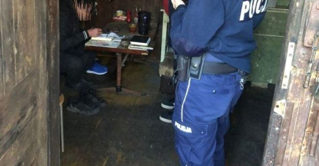 Policja i streetworkerzy pomagają osobom bezdomnym przed zimą