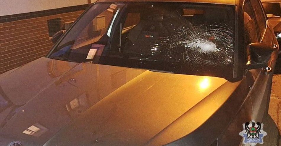 zdjęcie: Mieszkaniec Wałbrzycha zatrzymany po rzuceniu cegłówką w samochód / fot. KMP w Wałbrzychu