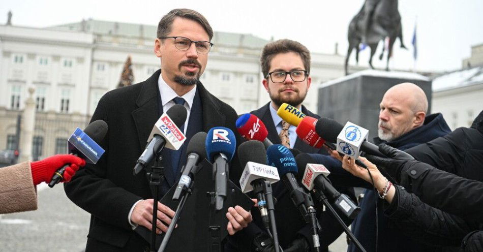 zdjęcie: Płaczek (Konfederacja) o spotkaniu z prezydentem: bardzo potrzebne, merytoryczne spotkanie / Warszawa, 29.01.2026. Poseł Konfederacji Grzegorz Płaczek (L) oraz rzecznik Konfederacji Wojciech Machulski (C) przed Pałacem Prezydenckim w Warszawie podczas konferencji prasowej po spotkaniu z prezydentem Karolem Nawrockim, 29 bm. W Pałacu odbywają się spotkania przedstawicieli klubów parlamentarnych i kół z prezydentem RP. Udziału w spotkaniu odmówiły kluby KO i Lewicy. (jm) PAP/Marcin Obara