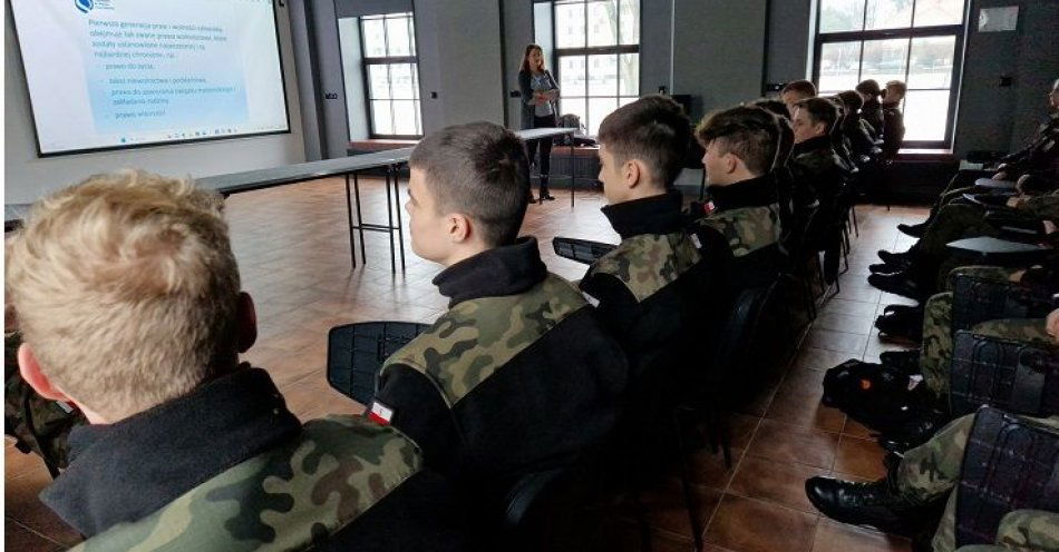 zdjęcie: Dzień praw człowieka z grajewskimi policjantami / fot. KPP Grajewo