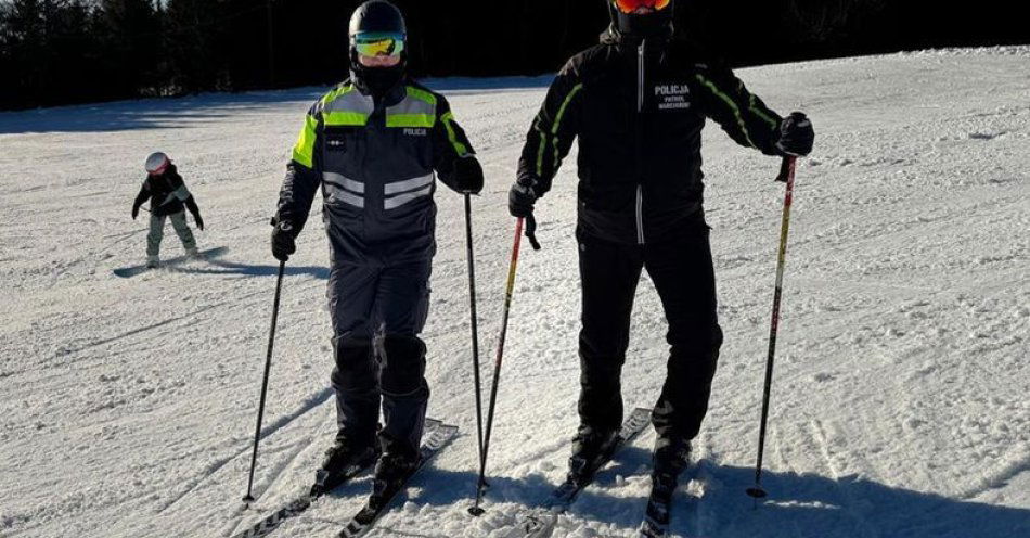zdjęcie: Policyjny patrol narciarski zwiększa bezpieczeństwo w Rzeczce / fot. KPP w Dzierżonowie