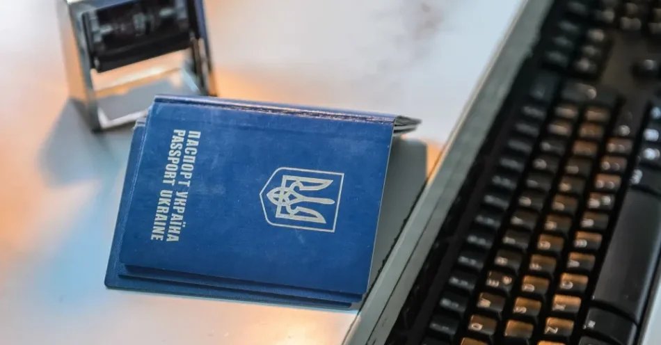 zdjęcie: ZUS: do 31 sierpnia czas na potwierdzenie tożsamości przez część obywateli Ukrainy / Dorohusk, 07.06.2017. Odprawa i kontrola graniczna na polsko-ukraińskim przejściu w Dorohusku, 7 bm. Od 11 czerwca 2017 r. zniesiony zostanie obowiązek posiadania wizy przez obywateli Ukrainy podróżujących do UE. Warunkiem będzie posiadanie przez nich paszportu biometrycznego i spełnienie pozostałych warunków wjazdu określonych w przepisach. Pobyt w ramach ruchu bezwizowego nie będzie mógł trwać dłużej niż 90 dni w ciągu 180-dniowego okresu. Liberalizacja przepisów nie dotyczy wjazdu do Wielkiej