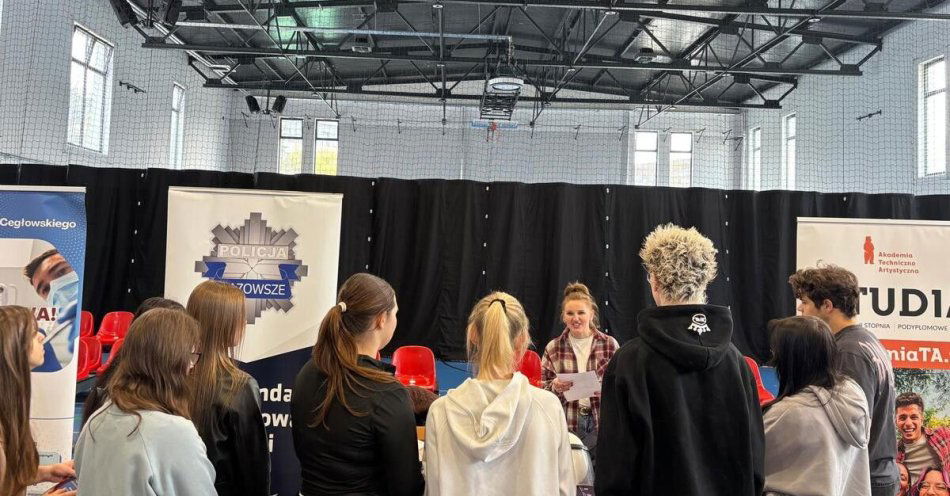 zdjęcie: Policjantki z Grójca zachęcały do służby na targach akademickich / fot. KPP w Grójcu