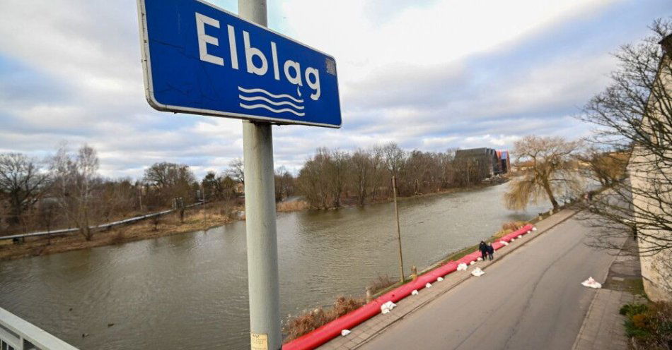 zdjęcie: Z powodu pogody Elbląg odwołał miejską zabawę sylwestrową / Elbląg, 28.12.2025. Podniesiony poziom wody w rzece Elbląg, widziany na wysokości Bulwaru Zygmunta Augusta w Elblągu, 28 bm. Poziom wody w rzece przekroczył stan ostrzegawczy. Ma to związek z cofką, gdy silny wiatr z północnego zachodu wpycha wody z Zalewu Wiślanego do rzeki Elbląg. Na Bulwarze Zygmunta Augusta rozłożono 50 metrów rękawów przeciwpowodziowych. (mr) PAP/Andrzej Jackowski ***Do tego materiału zdjęciowego dostępna jest również depesza w systemie CSI, pt.: Elbląg/ Stany ostrzegawcze 