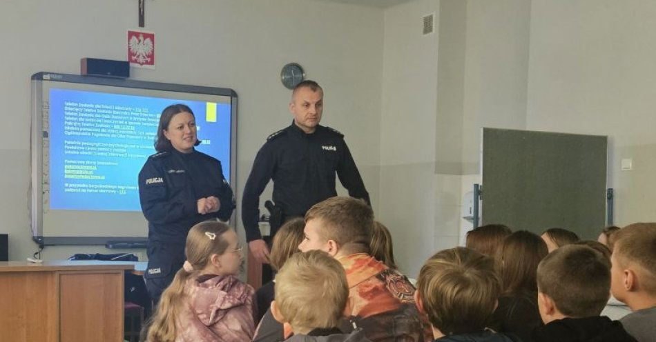 zdjęcie: Uczniowie Ożarowa uczą się bezpiecznego internetu z policją / fot. KPP Opatów Policjanci i dzieci w szkole