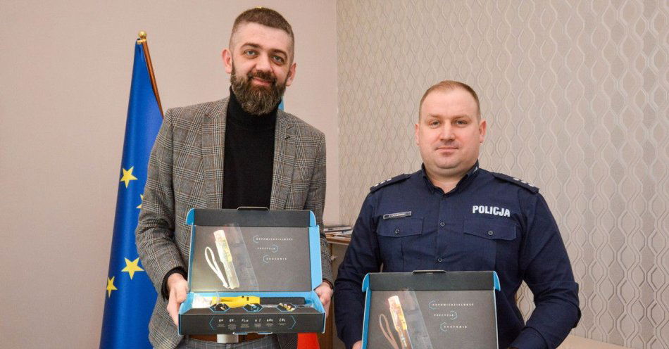 zdjęcie: Mogileńscy policjanci otrzymali dwa nowoczesne alkomaty / fot. KPP Mogilno