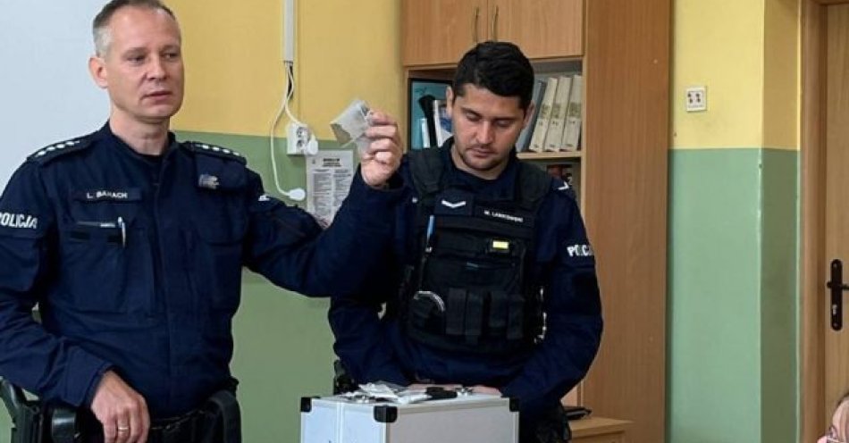 zdjęcie: Ważne rady dzielnicowych tuż przed ostatnim dzwonkiem / fot. KPP w Świeciu