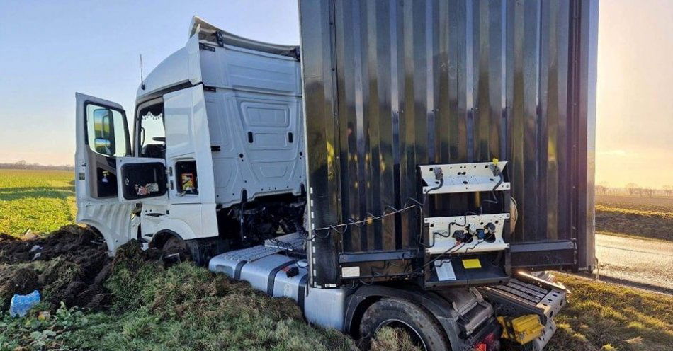 zdjęcie: Nadmierna prędkość, brawura i zmęczenie to główne przyczyny wypadków i zdarzeń drogowych. / fot. KPP w Strzelinie