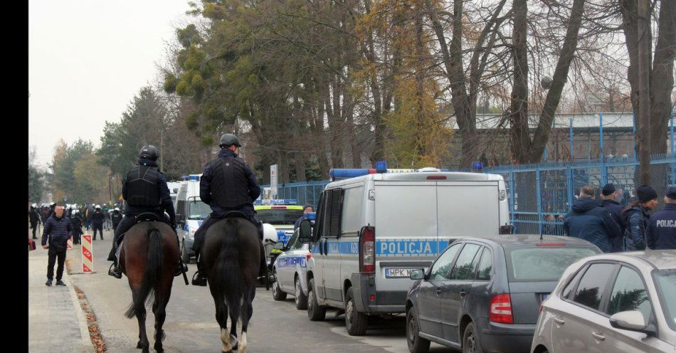zdjęcie: Policyjne zabezpieczenie meczu Stal Gorzyce z incydentem pirotechnicznym / fot. KMP w Tarnobrzegu