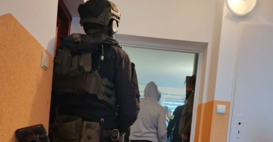 zdjęcie: Zaatakował, groził i miał niebezpieczne przedmioty- 33 latek w rękach Policji / fot. KPP w Goleniowie
