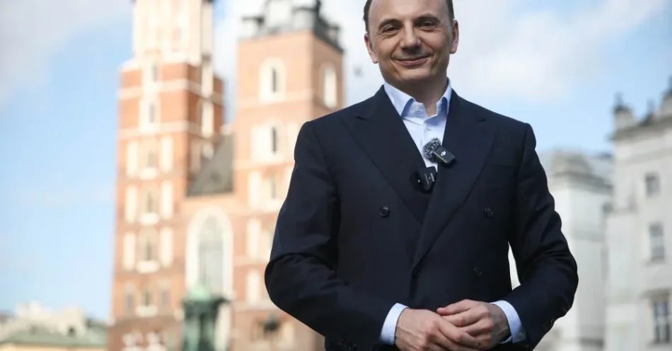 zdjęcie: Łukasz Gibała ogłosił start w przedterminowych wyborach prezydenta Krakowa / Kraków, 07.08.2026. Kandydat na prezydenta miasta, założyciel stowarzyszenia Kraków dla Mieszkańców Łukasz Gibała podczas briefingu prasowego na Rynku Głównym w Krakowie dot. rozpoczęcia kampanii wyborczej, 7 bm. Przedterminowe wybory w Krakowie odbędą się 27 września w związku z majowym referendum, w którym mieszkańcy Krakowa odwołali z funkcji prezydenta Aleksandra Miszalskiego (KO). (jm) PAP/Łukasz Gągulski