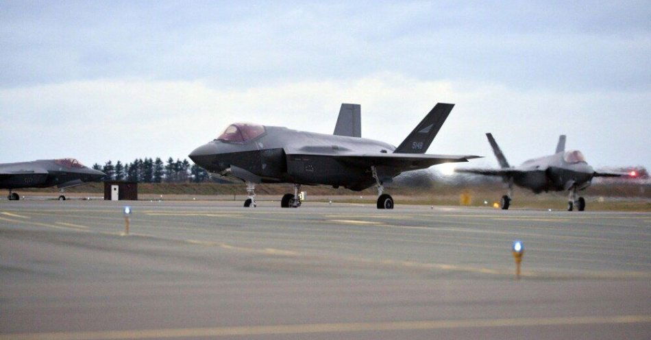 zdjęcie: Norweskie F-35 przylecą do Polski; będą patrolować niebo z polskimi i holenderskimi załogami / Jeden z pierwszych trzech samolotów F-35 zamówionych przez Siły Powietrzne Norwegii przylatuje na bazę lotniczą Orland w pobliżu Trondheim, w Norwegii, 3 listopada 2017 r. F-35 zastąpi obecną flotę F-16. EPA/Ned Alley  NORWAY OUT 
Dostawca: PAP/EPA.
