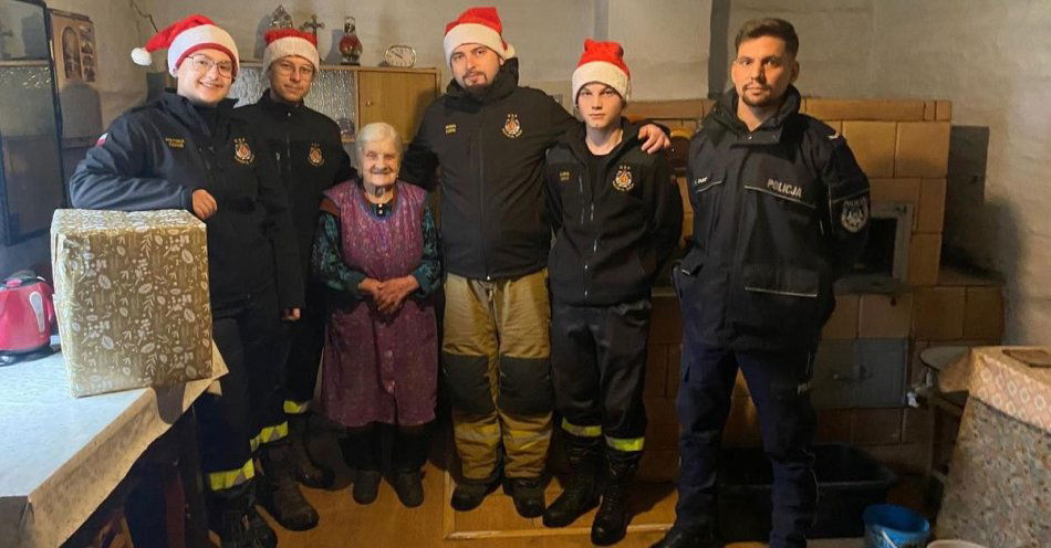 zdjęcie: Policjanci i strażacy z Radomyśla wspierają potrzebujące rodziny / fot. KPP w Mielcu