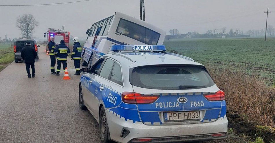 zdjęcie: Autobus przewożący uczniów zsunął się do rowu / fot. KPP w Łęczycy