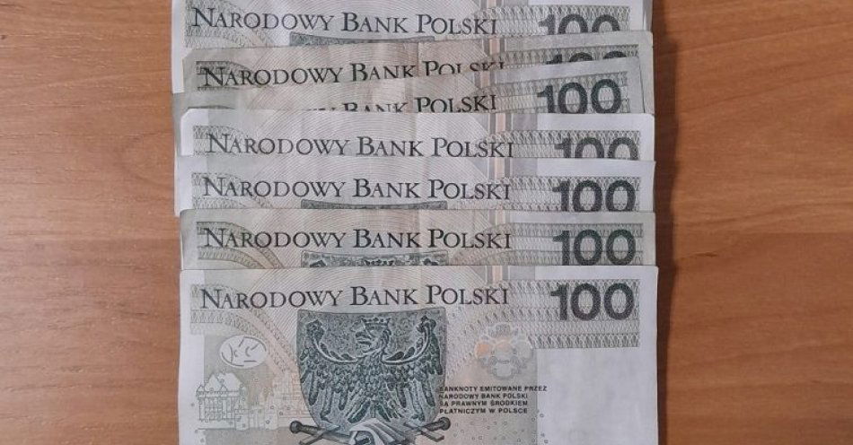 zdjęcie: Przyniosła na komisariat znalezioną gotówkę / fot. KMP Biała Podlaska