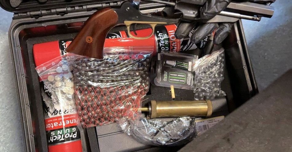 zdjęcie: Ośmiu zatrzymanych w sprawie kradzieży samochodów w całej Polsce / fot. Komenda Stołeczna Policji Zatrzymanych ośmiu mężczyzn podejrzanych o kradzieże samochodów na terenie całej Polski