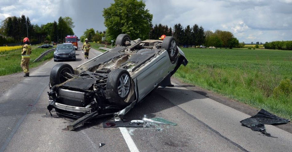 zdjęcie: Zderzenie Audi i Kia w czasie manewrów wyprzedzania / fot. KMP Zamość