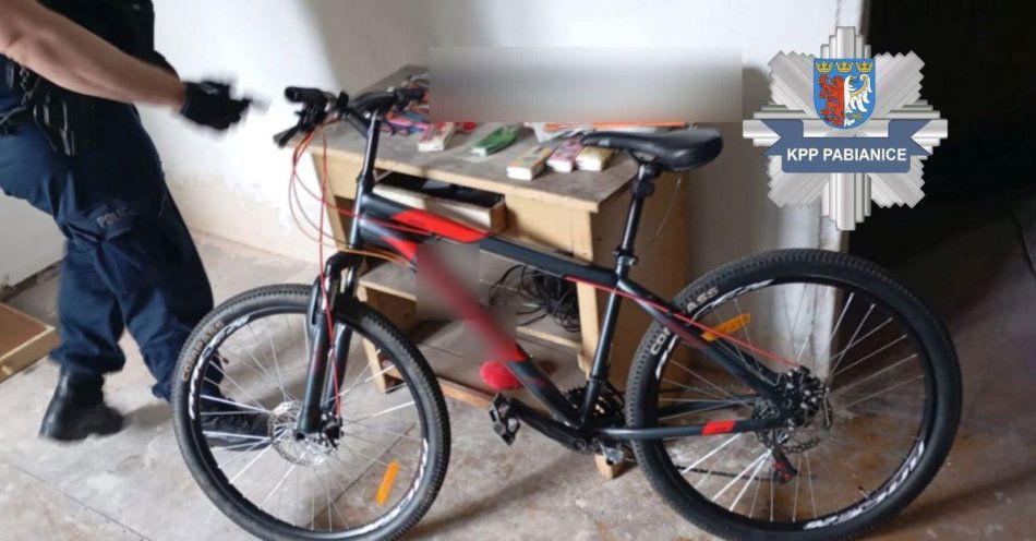zdjęcie: Dzielnicowy i pracownica MCPSu odzyskali skradziony rower / fot. KPP w Pabianicach