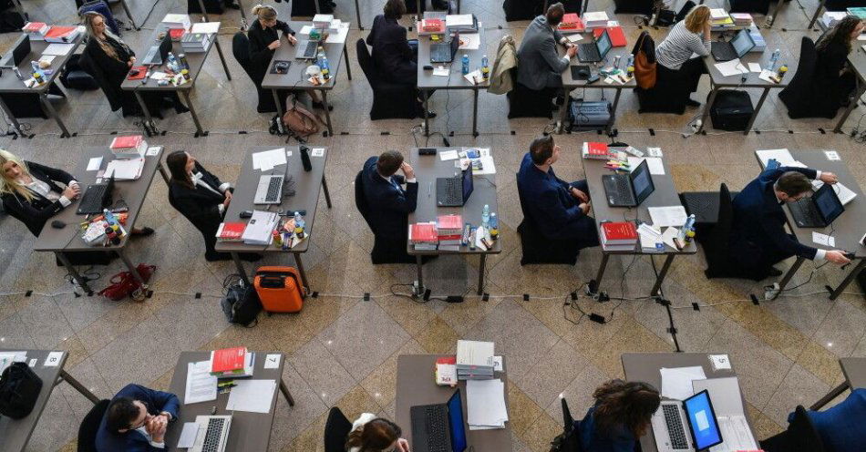 zdjęcie: Spośród 5,3 tys. kandydatów na aplikacje prawnicze - egzamin zdało około 3,7 tys. / fot. PAP