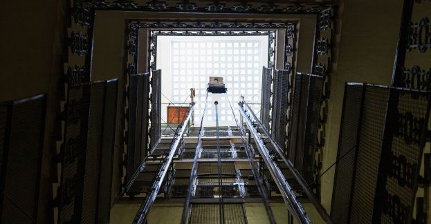 Zabytkowa winda paciorkowa Sejmu Śląskiego przejdzie remont