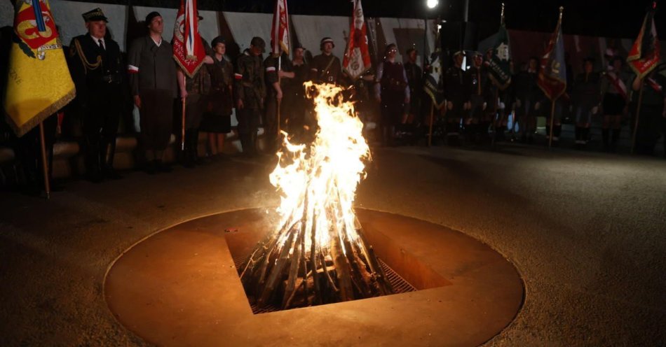 zdjęcie: Zapłonął ogień na Kopcu Powstania Warszawskiego / fot. PAP